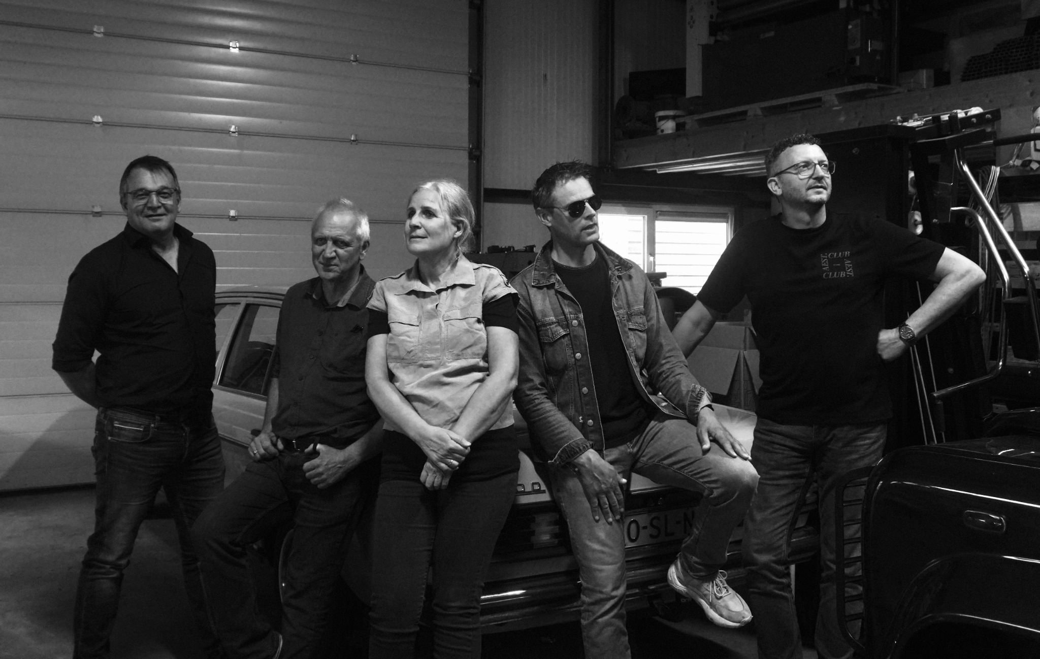 De vijf leden van Roots Against The Rain in de oefenruimte